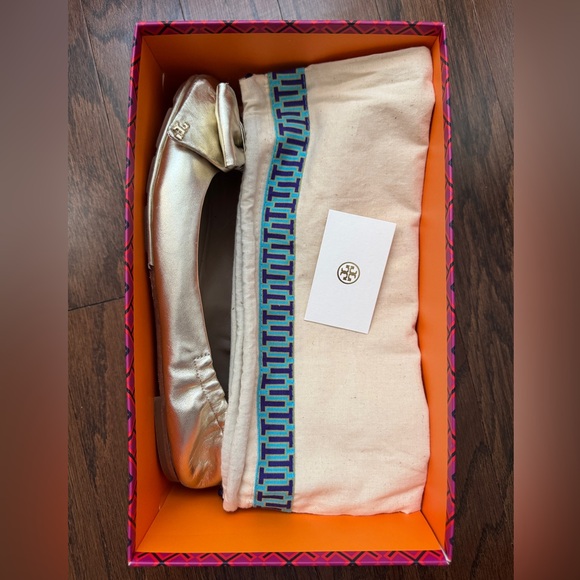 Tory Burch Divine Bow Driver - Spark Gold. Size 10 - Picture 4 of 7